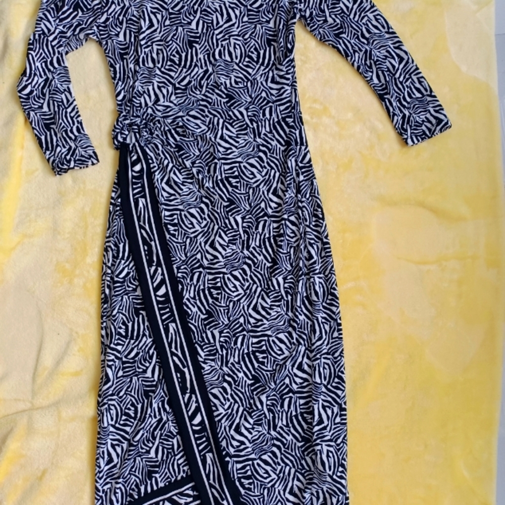 Asymmetrical Black and White Bodycon Dress with Long Sleeves